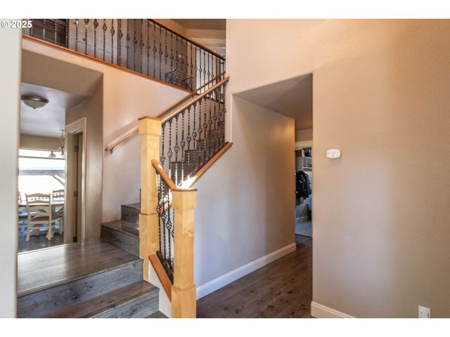 1592 Ne ROCKY Dr, Roseburg, OR 97470