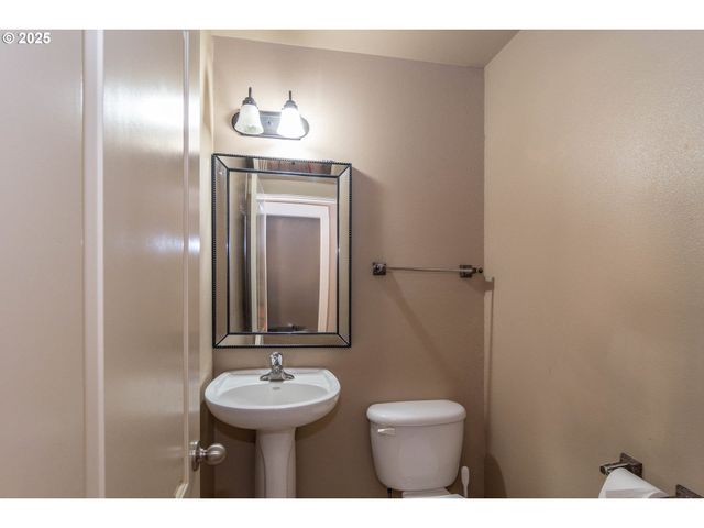 1592 Ne ROCKY Dr, Roseburg, OR 97470