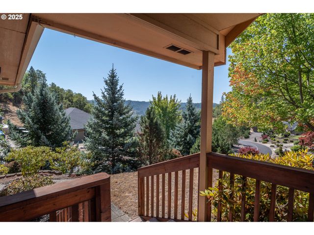 1592 Ne ROCKY Dr, Roseburg, OR 97470