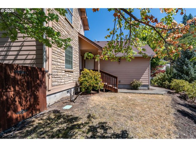 1592 Ne ROCKY Dr, Roseburg, OR 97470