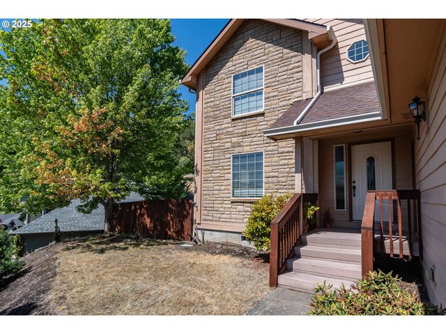 1592 Ne ROCKY Dr, Roseburg, OR 97470