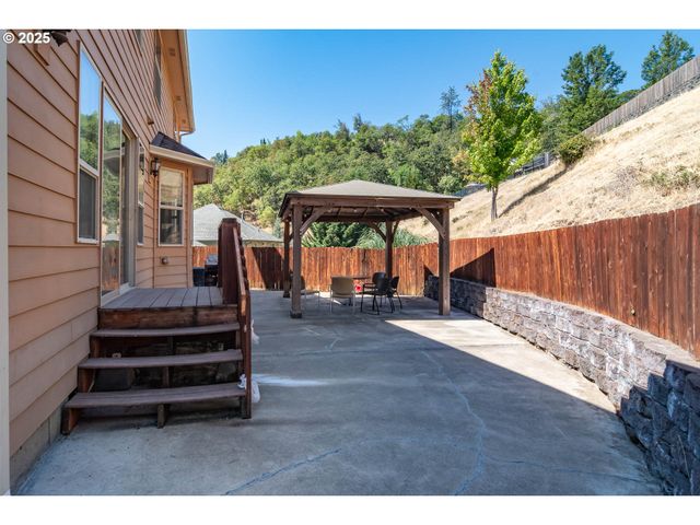 1592 Ne ROCKY Dr, Roseburg, OR 97470