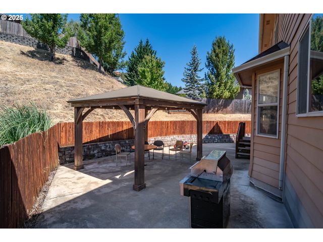 1592 Ne ROCKY Dr, Roseburg, OR 97470