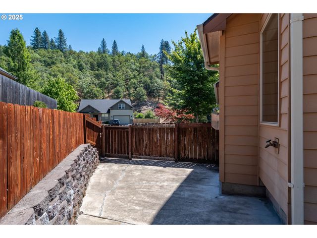 1592 Ne ROCKY Dr, Roseburg, OR 97470