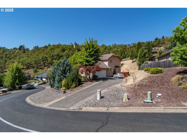 1592 Ne ROCKY Dr, Roseburg, OR 97470