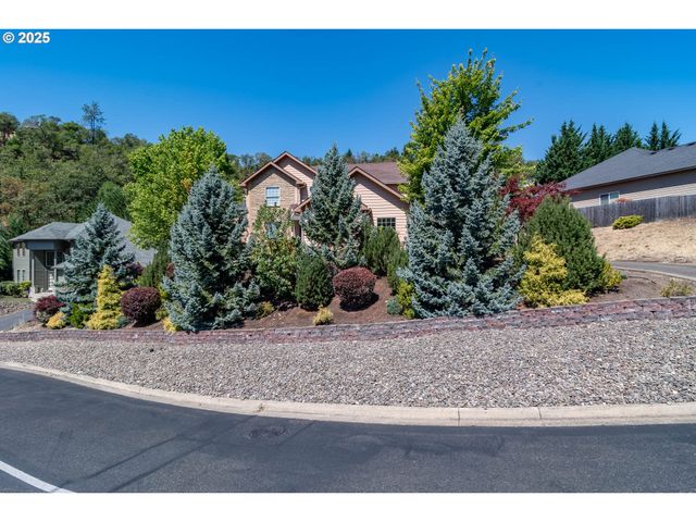 1592 Ne ROCKY Dr, Roseburg, OR 97470