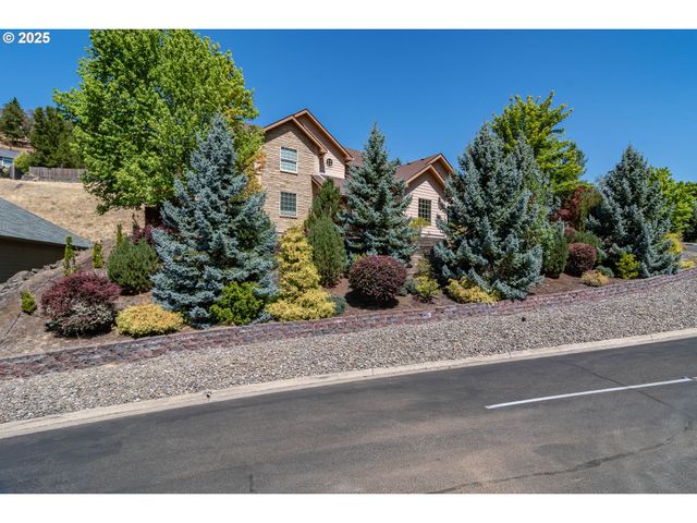 1592 Ne ROCKY Dr, Roseburg, OR 97470