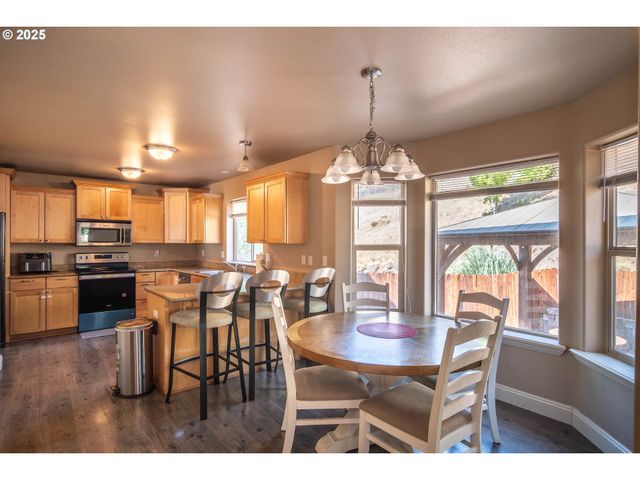 1592 Ne ROCKY Dr, Roseburg, OR 97470