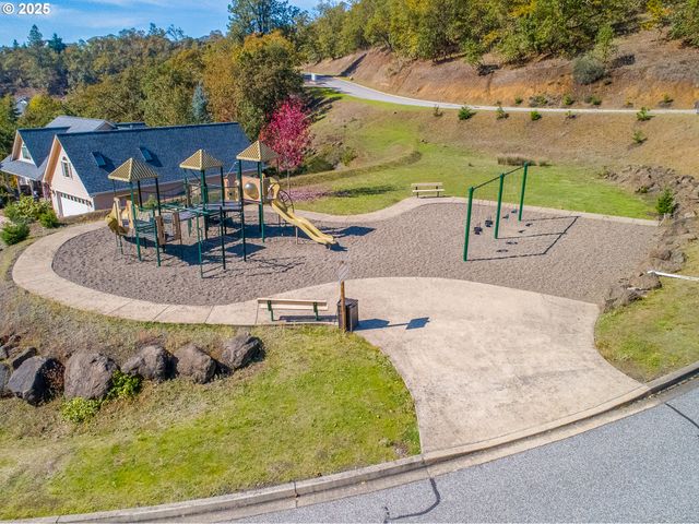 1592 Ne ROCKY Dr, Roseburg, OR 97470