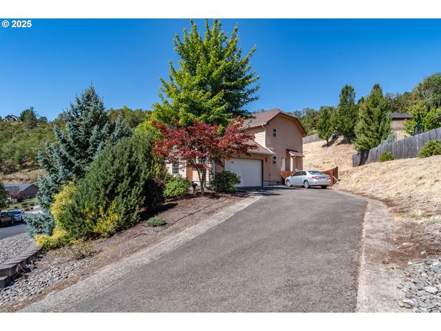 1592 Ne ROCKY Dr, Roseburg, OR 97470