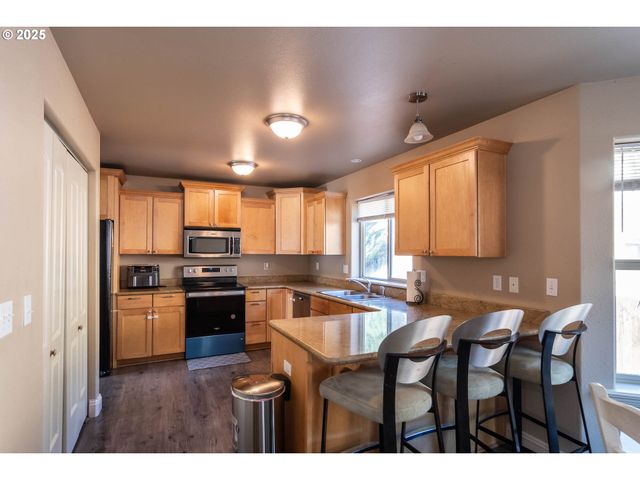 1592 Ne ROCKY Dr, Roseburg, OR 97470