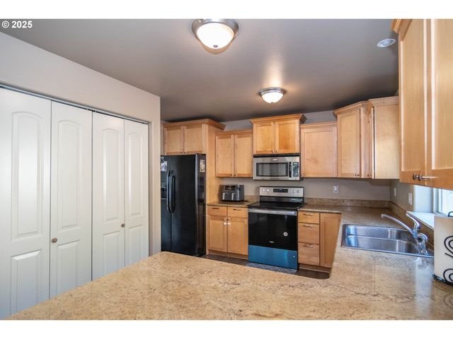 1592 Ne ROCKY Dr, Roseburg, OR 97470