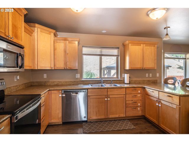 1592 Ne ROCKY Dr, Roseburg, OR 97470