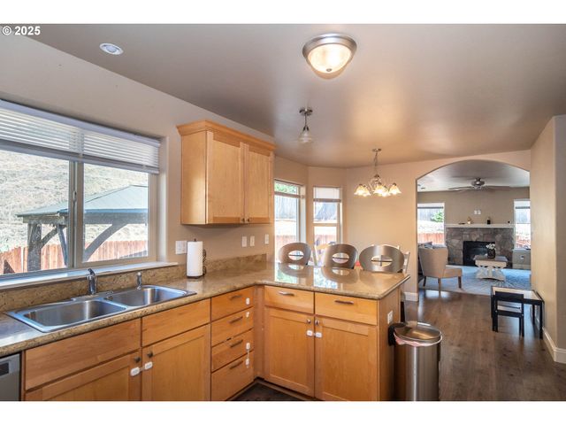 1592 Ne ROCKY Dr, Roseburg, OR 97470