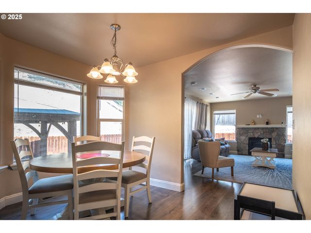 1592 Ne ROCKY Dr, Roseburg, OR 97470