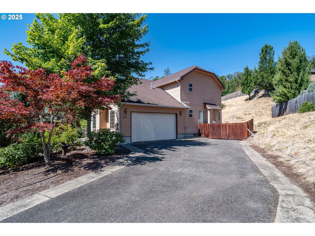 1592 Ne ROCKY Dr, Roseburg, OR 97470
