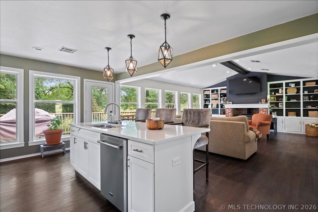 208 SE Quail Ridge Loop, Bartlesville, OK 74006