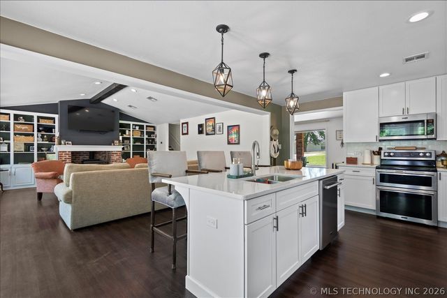 208 SE Quail Ridge Loop, Bartlesville, OK 74006