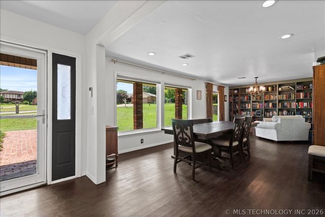 208 SE Quail Ridge Loop, Bartlesville, OK 74006