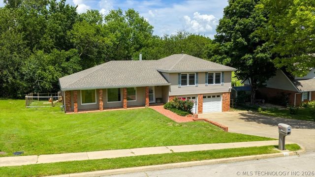 208 SE Quail Ridge Loop, Bartlesville, OK 74006