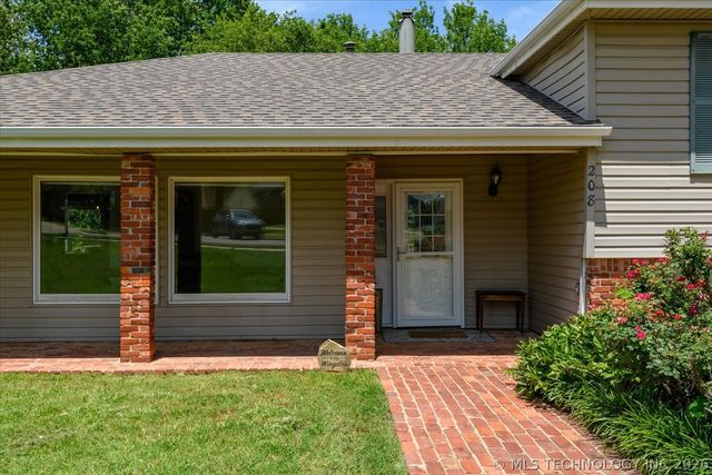 208 SE Quail Ridge Loop, Bartlesville, OK 74006