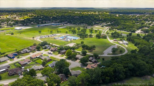 208 SE Quail Ridge Loop, Bartlesville, OK 74006