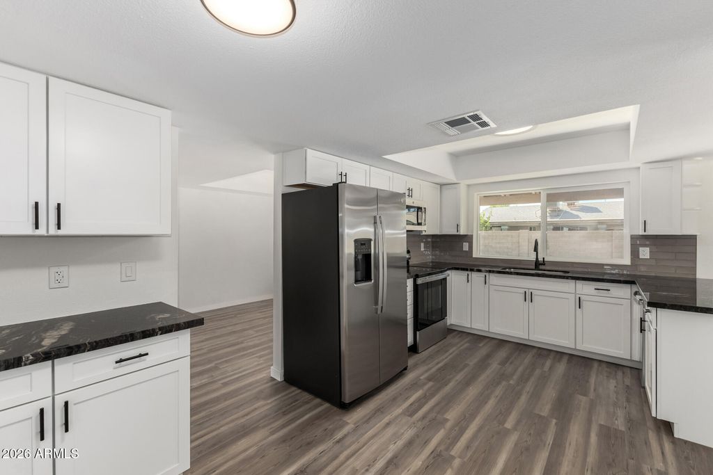 Image 16 of property listing at 2431 W PORTOBELLO Avenue, Mesa, AZ 85202