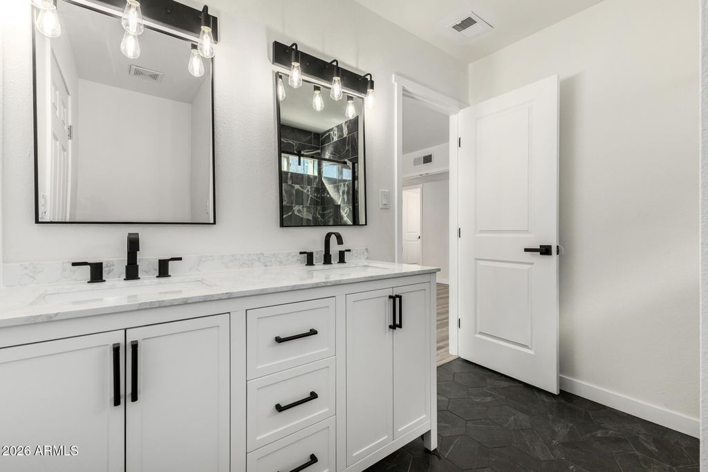 Image 24 of property listing at 2431 W PORTOBELLO Avenue, Mesa, AZ 85202