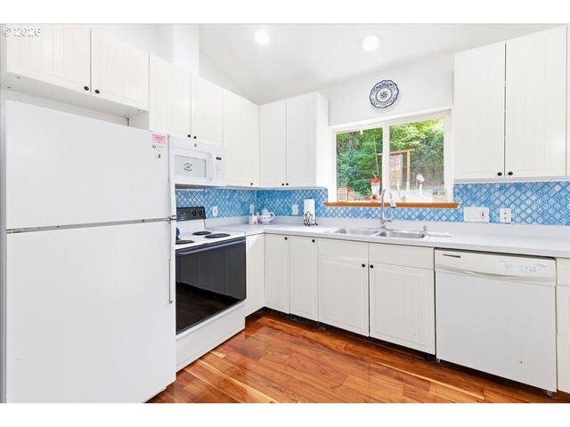 142 S QUADRANT St, Rockaway Beach, OR 97136