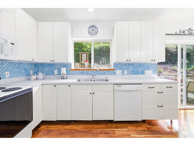 142 S QUADRANT St, Rockaway Beach, OR 97136