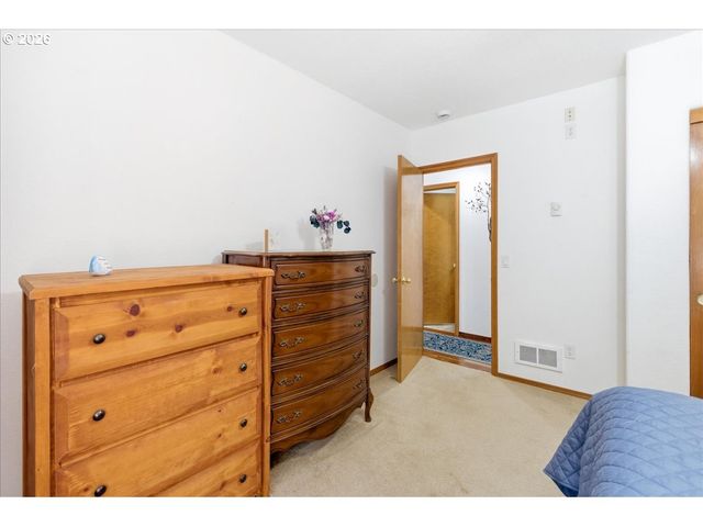 142 S QUADRANT St, Rockaway Beach, OR 97136