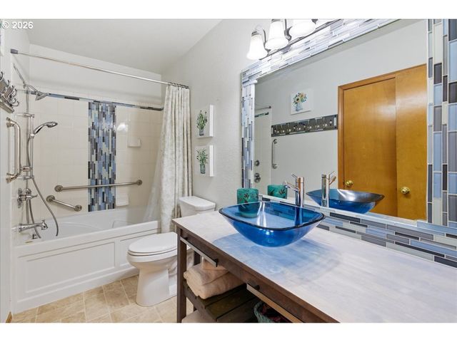 142 S QUADRANT St, Rockaway Beach, OR 97136