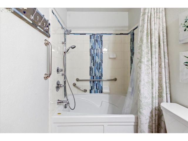 142 S QUADRANT St, Rockaway Beach, OR 97136