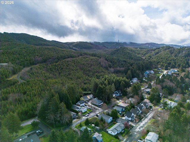 142 S QUADRANT St, Rockaway Beach, OR 97136