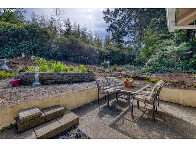 142 S QUADRANT St, Rockaway Beach, OR 97136
