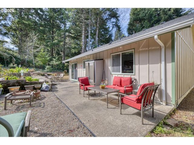 142 S QUADRANT St, Rockaway Beach, OR 97136