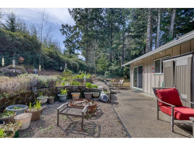 142 S QUADRANT St, Rockaway Beach, OR 97136