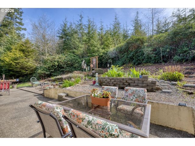 142 S QUADRANT St, Rockaway Beach, OR 97136