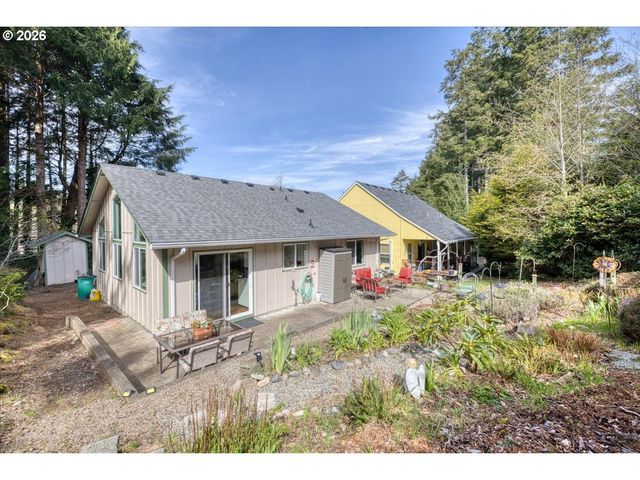 142 S QUADRANT St, Rockaway Beach, OR 97136
