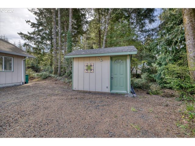 142 S QUADRANT St, Rockaway Beach, OR 97136