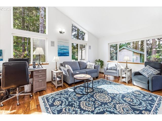 142 S QUADRANT St, Rockaway Beach, OR 97136