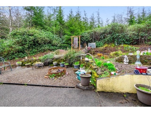 142 S QUADRANT St, Rockaway Beach, OR 97136