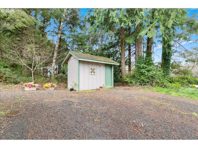 142 S QUADRANT St, Rockaway Beach, OR 97136