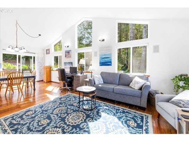 142 S QUADRANT St, Rockaway Beach, OR 97136