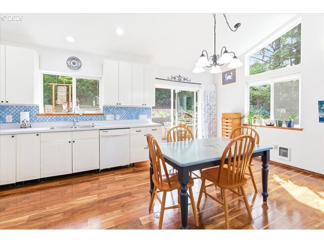 142 S QUADRANT St, Rockaway Beach, OR 97136