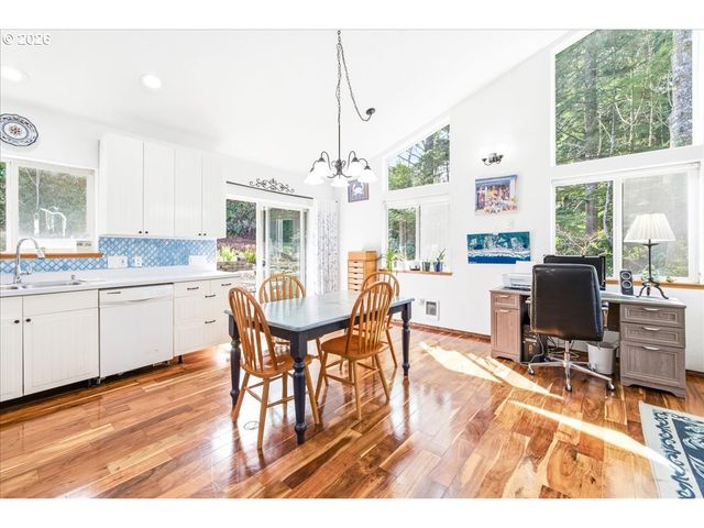 142 S QUADRANT St, Rockaway Beach, OR 97136