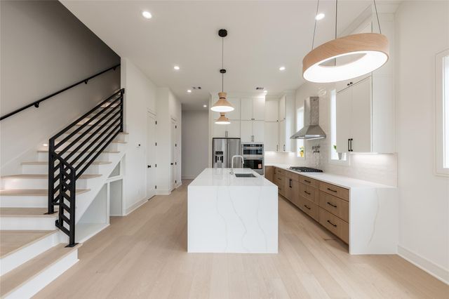 1122 E 27th St A, Houston, TX 77009