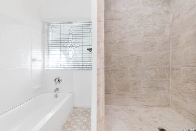 323 Lakeside, Lakehills, TX 78063