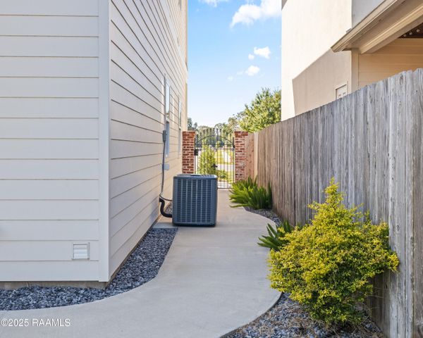 207 Barkhill Drive, Lafayette, LA 70508