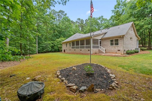 434 Yachtsmans Point Drive, Lexington, NC 27292
